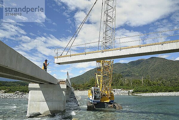 Bauarbeiter errichten eine Betonbrücke über einen kleinen Fluss in Westland  Neuseeland  Ozeanien