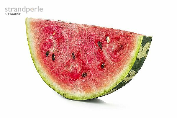 Scheibe Wassermelone vor einem weißen Hintergrund