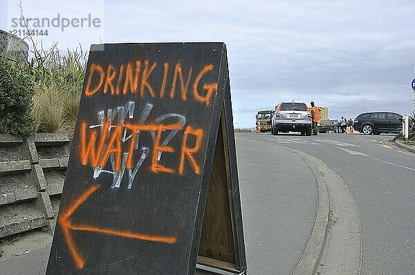 CHRISTCHURCH  NEUSEELAND  22. FEBRUAR 2011: Soldaten der neuseeländischen Streitkräfte versorgen die Menschen in New Brighton nach dem Erdbeben der Stärke 6  4 am 22. Februar 2011 in Christchurch  Neuseeland  mit entsalztem Wasser  Ozeanien