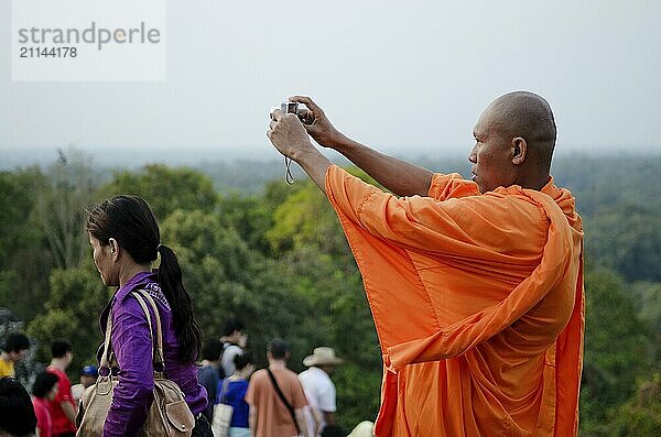 Buddhistischer Mönch und Touristen in Angkor Wat  Kambodscha  Asien