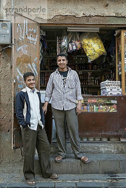 Junge Männer auf der Straße in Sanaa im Jemen