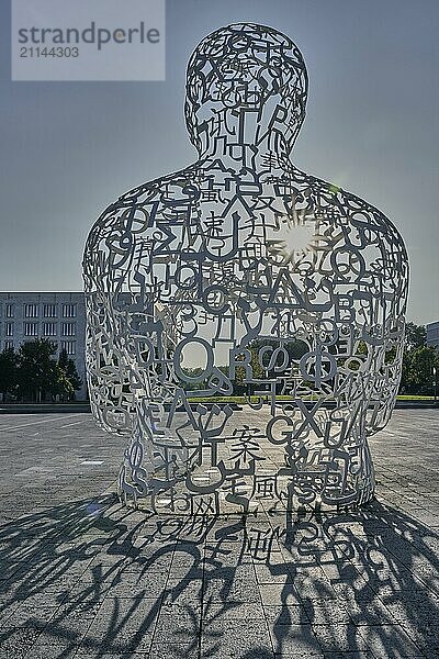 Body of Knowledge im Gegenlicht  Skulptur von Jaume Plensa  Theodor W. Adorno-Platz  Westend Campus  Goethe-Universität  Frankfurt am Main  Deutschland  Europa