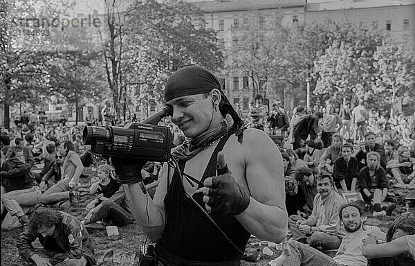 DDR  Berlin  30.04.1990  Maifeier auf dem Kollwitzplatz  Video Mann ...