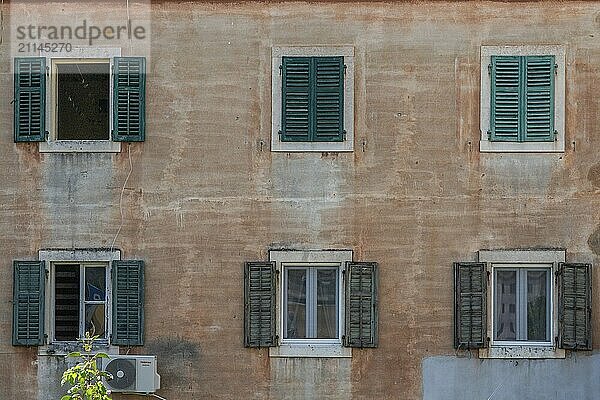 Fenster eines alten Gebäudes mit Einschusslöchern aus dem Balkankrieg. Fensterfront oder Hausfront in der historischen Altstadt von Zadar  Adria  Dalmatien  Kroatien  Europa