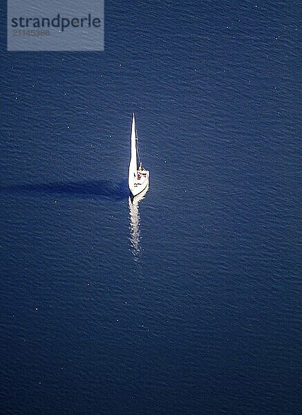 Segelboot auf dem Baldeney-See in Essen. Aerial View  Sailing boat on the abldeney see. Nordrhein-Westfalen  Ruhrgebiet