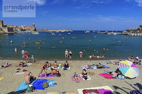 Menschen  die sich im Sommer am Strand von Collioure  Frankreich  vergnügen  Europa