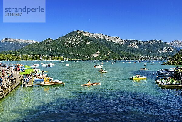 Menschen  die sich am Annecy See  dem saubersten See Europas  im Departement Haute Savoie  Frankreich  vergnügen  Europa