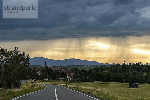 Blick zum Brocken über Hasselfelde mit Sonnenuntergang