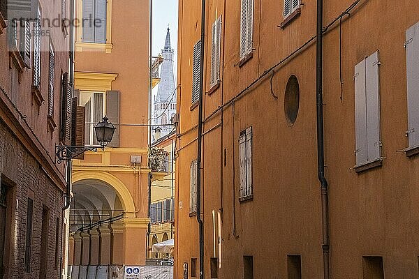 Schöne Aussicht auf Modena in der Emilia Romagna in Italien. Antike Stadtlandschaft und Markt