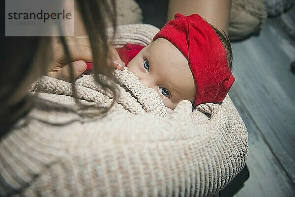 Liebevolle Mutter kuschelt schlafend neugeborenes Baby Tochter über Schulter