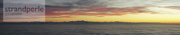 Abendrot über dem Nebelmeer am Bodensee  Inversionswetterlage mit Alpenblick