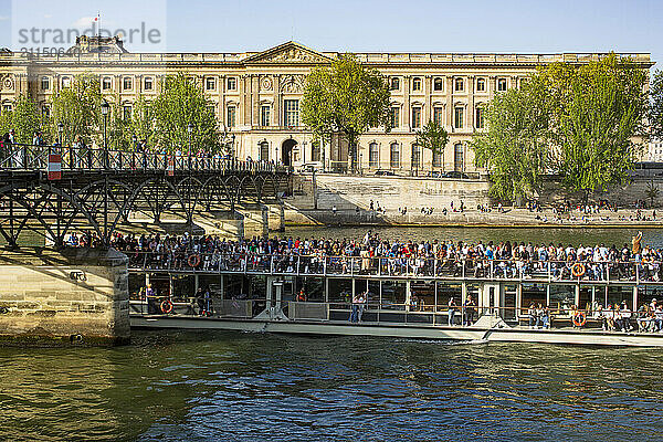 France  Paris  75  1st arrondissement  bateau-mouche full of tourists passing under the Pont des Arts  04/2022.