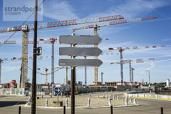 France  Nantes  44  ile de Nantes  Quartier Republique  cranes on the CHU Nouvel Hopital construction site  09/2023.