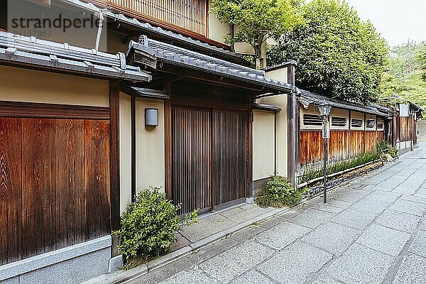 Schönes traditionelles Straßenbild in der Abenddämmerung im Stadtteil Higashiyama in Kyoto  Japan  Asien