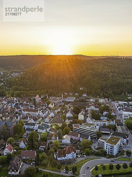 Stadtpanorama bei Sonnenuntergang mit Häusern und grüner Landschaft  Berge im Hintergrund  Nagold  Schwarzwald  Deutschland  Europa