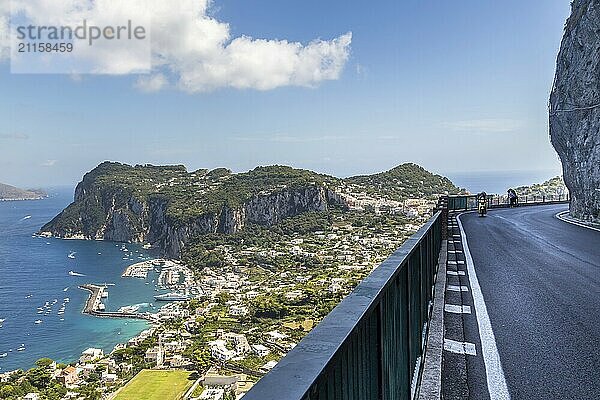 Die Insel Capri an einem schönen Sommertag in Italien