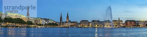 Hamburg Deutschland  Nachtpanorama Stadtsilhouette an der Alster mit Springbrunnen