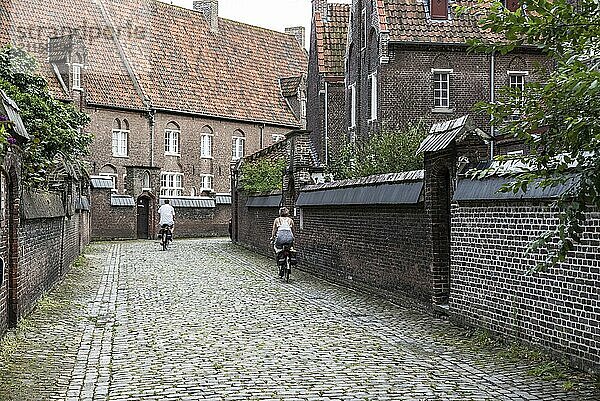 Gent  Flandern Belgien  09.02.2019 Älteres Paar auf dem Fahrrad im Beginenhof von Sankt Elisabeth und Sankt Amandsberg