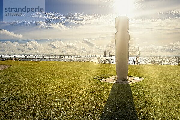 Öresundbrücke  Ufer Öresund  Malmö  Schweden  Obelisk  Wiese  Sonnenuntergang  Gegenlicht  öffentlicher Grund  Europa