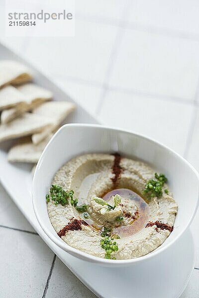 Hummus Houmous vegetarischer Dip aus dem Nahen Osten Snack Lebensmittel