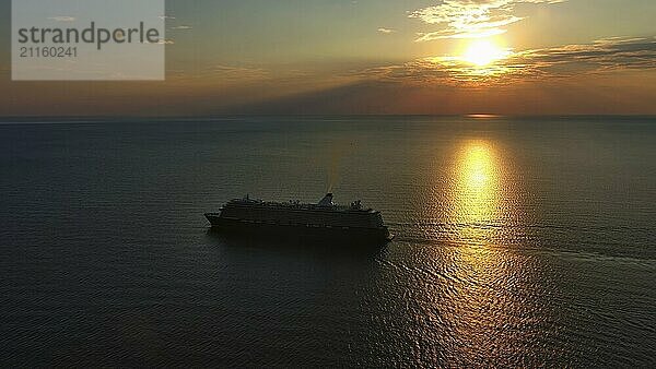 Luftaufnahme eines Kreuzfahrtschiffes bei Sonnenuntergang. Landschaft mit Kreuzfahrtschiff auf dem Adriatischen Meer. Abenteuer und Reisen