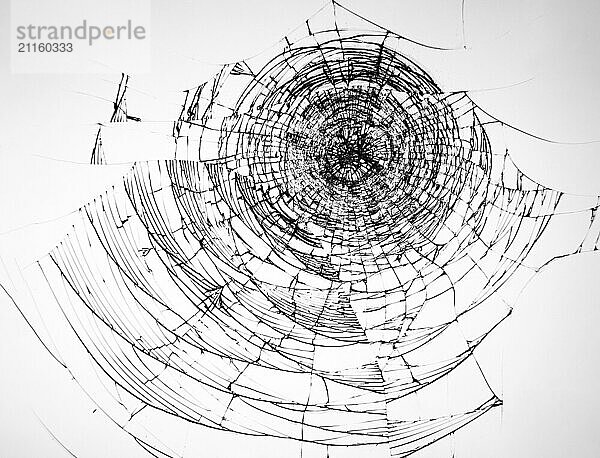 Gesprungenes Glas vom Aufprall  gebrochenes Schutzglas des Telefons auf weißem Hintergrund. Textur für Design