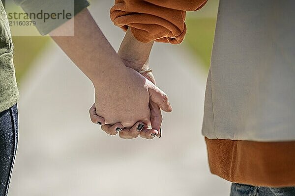 Detail von zwei Mädchen  die Hand in Hand gehen