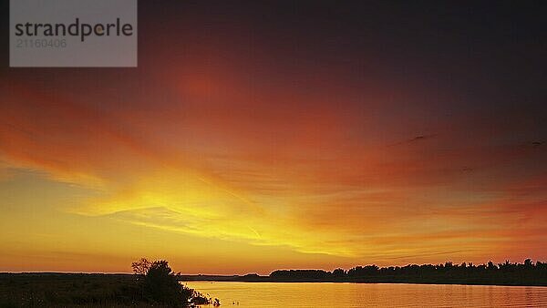 Schöne Landschaft mit bunten Sonnenuntergang Himmel über Fluss Hintergrund