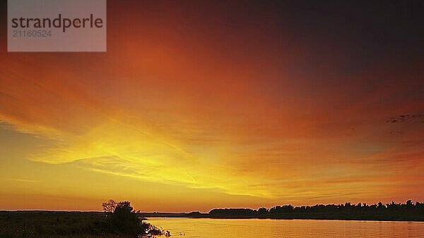 Schöne Landschaft mit bunten Sonnenuntergang Himmel über Fluss Hintergrund