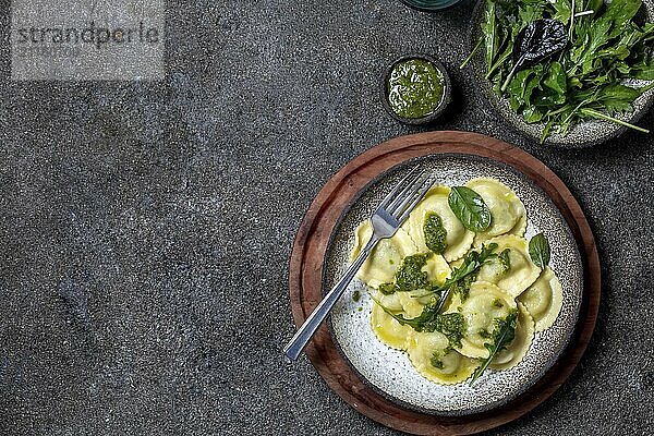 Food  Food  Italian spinach ricotta ravioli  Top view  black background  copy space  Vegetarian food  vegan ravioli