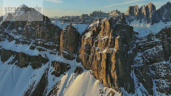 Luftaufnahme von erstaunlichen felsigen Bergen im Schnee bei Sonnenaufgang  Dolomiten  Italien  Europa