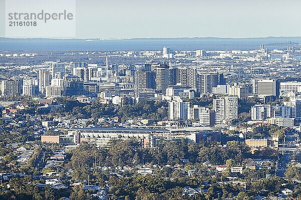 BRISBANE  AUSTRALIEN  30. JULI 2023: Die Skyline von Brisbane vom Mount Coot Tha Aussichtspunkt und der Aussichtsplattform in der Abenddämmerung in Brisbane  Queensland  Australien  Ozeanien