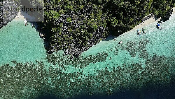 Luftaufnahme der tropischen Insel der Philippinen. Weißer Sandstrand  Felsen Klippen Berge mit blauer Bucht und schöne Korallenriff