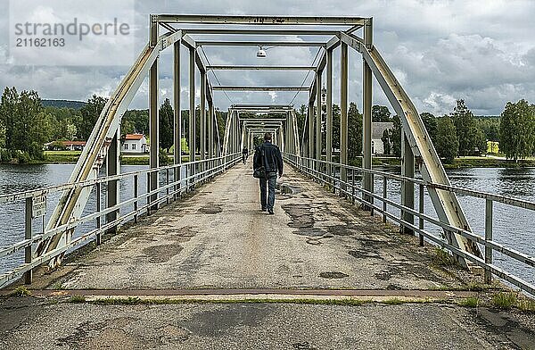 Segersta  Bollnas Kommune  Schweden  08.03.2019: Mann geht über die Millenium Brücke  Europa