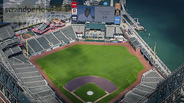 Die San Francisco Giants ehren den kürzlich verstorbenen Willie Mays mit einem Tribut auf dem Centerfield Jumbotron im Oracle Park. Die Luftaufnahme zeigt die Schönheit des Stadions vor der Kulisse der San Francisco Bay