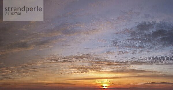 Schöne dramatische landschaftlichen Sonnenuntergang Himmel Hintergrund