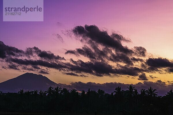 Erstaunlicher Sonnenaufgang mit Blick auf Dschungel und Vulkan in Ubud  Bali  Indonesien  Asien