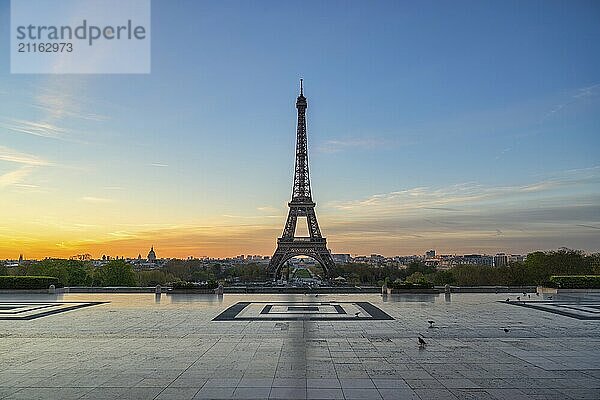 Paris Frankreich  Sonnenaufgang Stadtsilhouette am Eiffelturm und Trocadero Gärten