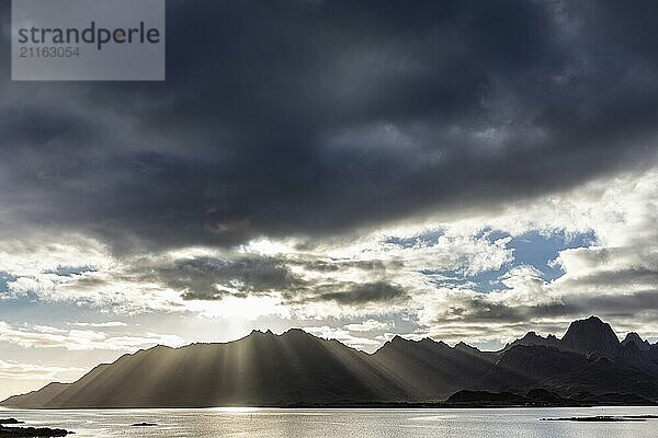 Berge  Fjord  Wolkenstimmung  Sonnenstrahlen  Gegenlicht  Herbst  Vesteralen  Norwegen  Europa