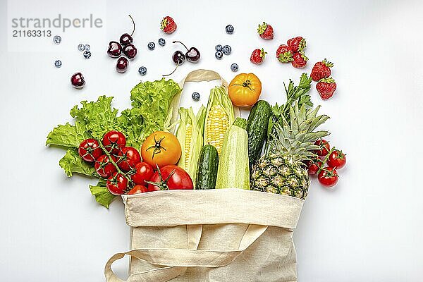 Lebensmitteleinkauf. Verschiedene frisches Obst und Gemüse in einem Textil Shopper Tasche auf weißem Hintergrund  gesunde Lebensmittel aus dem Supermarkt oder Lieferung Konzept  Lebensmittel Fotografie