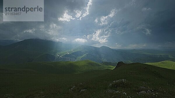 Schöne Berglandschaft mit Sonnenstrahlen und Wolken