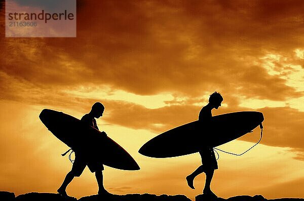 Urlaub Silhouette von zwei Surfer tragen ihre Bretter nach Hause bei Sonnenuntergang