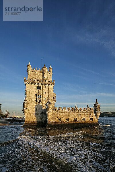 Turm von Belem oder Turm des Heiligen Vinzenz  berühmtes touristisches Wahrzeichen von Lissabon und Touristenattraktion  am Ufer des Tejo bei Sonnenuntergang. Lissabon  Portugal  Europa