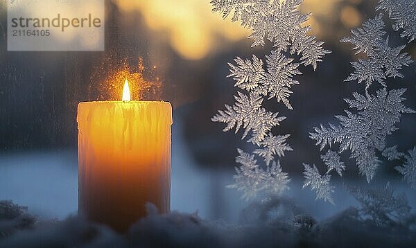 Eine Kerze wird vor einem Fenster angezündet  während draußen Schneeflocken fallen. Konzept der Wärme und Gemütlichkeit  wie die Kerze Licht beleuchtet den Raum und die Schneeflocken schaffen eine heitere KI erzeugt  KI generiert