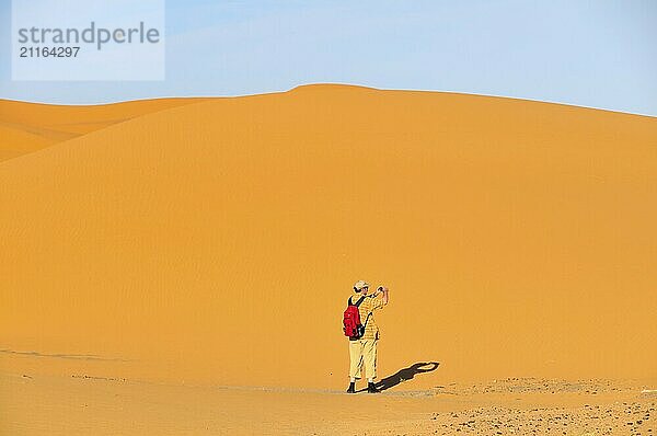 Mann (50-55) fotografiert  Wüstentrekking  Erg Chebbi  Marokko  Afrika