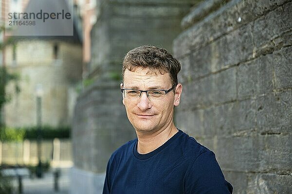 Portrait im Freien eines 44 jährigen weißen Mannes mit Brille  Brüsseler Stadtzentrum  Belgien  Europa