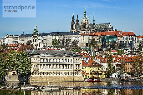 Blick auf die Karlsbrücke über die Moldau und die Prager Burg Gradchany und den Veitsdom