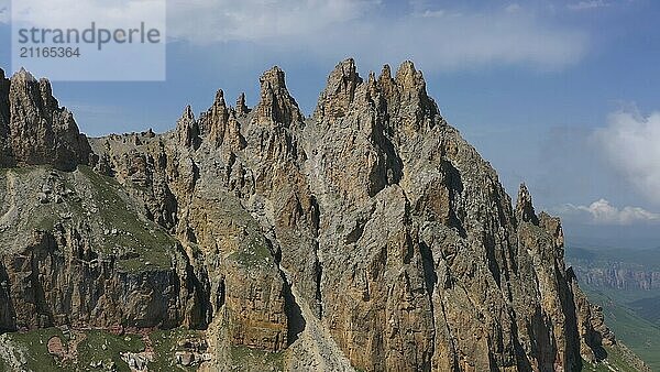 Luftaufnahme des Naujiza oder Schwiegermutterzahnbergs mit fantastischen Klippen in Kabardino Balkarien  Kaukasus  Russland  Europa