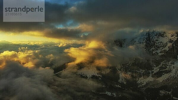 Luftaufnahme von felsigen Bergen bei erstaunlich buntem Sonnenuntergang in den Dolomiten  Italien  Europa