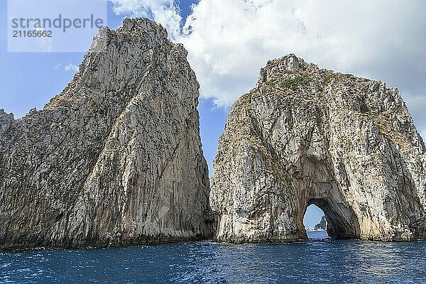 Die Insel Capri an einem schönen Sommertag in Italien